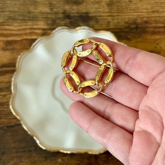 Vintage Gold Tone Circle Brooch - Picture 1 of 7